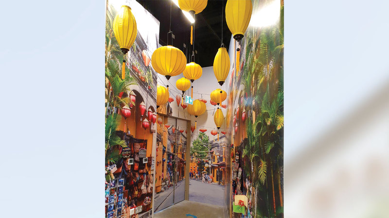 جدران اكتست صوراً وأواني وأدوات صيد ومنحوتات وآلات موسيقية قديمة.	  من المصدر