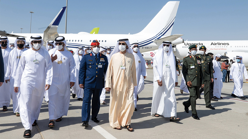 محمد بن راشد خلال زيارة معرض دبي للطيران في ثاني أيامه يرافقه حمدان بن محمد.    وام