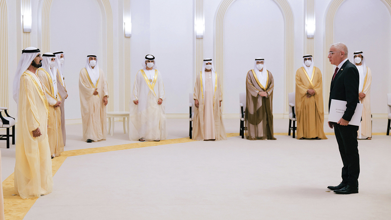 محمد بن راشد خلال تسلمه بحضور حمدان بن محمد أوراق اعتماد كل من سفير روسيا وسفير إسرائيل. وام