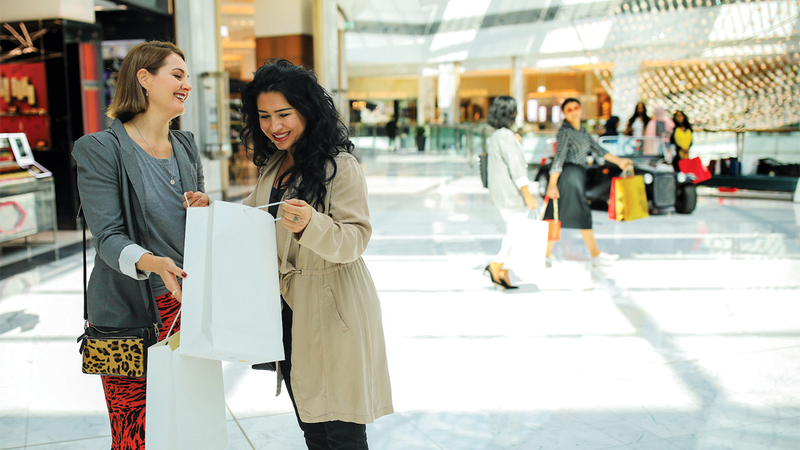 حملة «تسوّق واربح الذهب» اجتذبت عشرات الأشخاص.   من المصدر