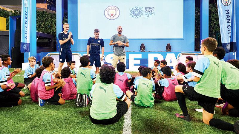 غوارديولا خلال الجلسات التدريبية لمدارس السيتي لكرة القدم.   من المصدر