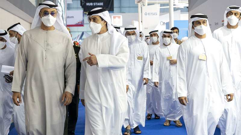 محمد بن زايد خلال جولته في أجنحة الدول المشاركة في «معرض دبي للطيران 2021».    وام