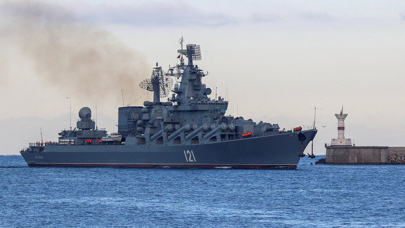 سفينة الصواريخ الموجهة الروسية «موسكو» تقوم بأعمال الدورية في البحر الأسود.   رويترز