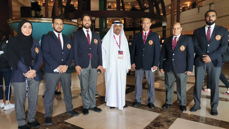 أمينة دشتي في صورة عامة مع ناصر الرزوقي وعدد من الحكام الدوليين.   من المصدر