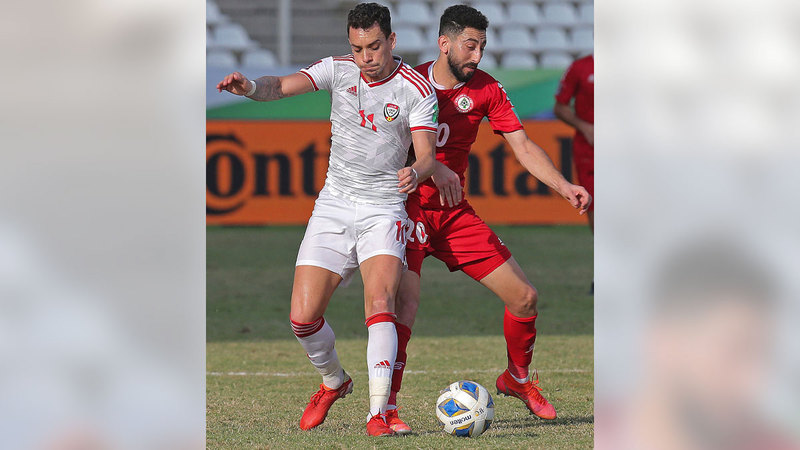 كايو يحاول السيطرة على كرته أمام رقابة من دفاع.  أ.ف.ب