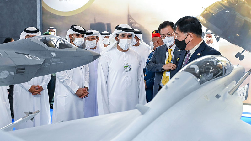 حمدان بن محمد يرافقه منصور بن محمد خلال زيارة معرض دبي للطيران 2021.   من المصدر
