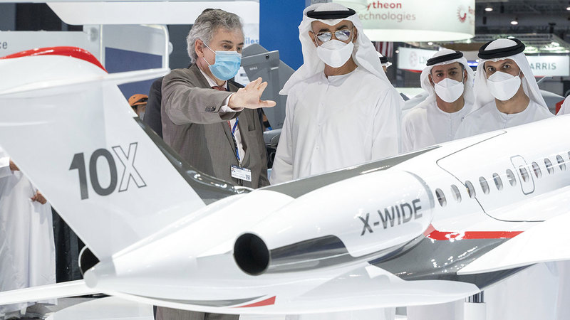محمد بن زايد خلال زيارة معرض دبي للطيران 2021.    وام