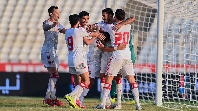 مبخوت خلال الاحتفال مع زملائه في المنتخب بعد الفوز على لبنان.   من المصدر