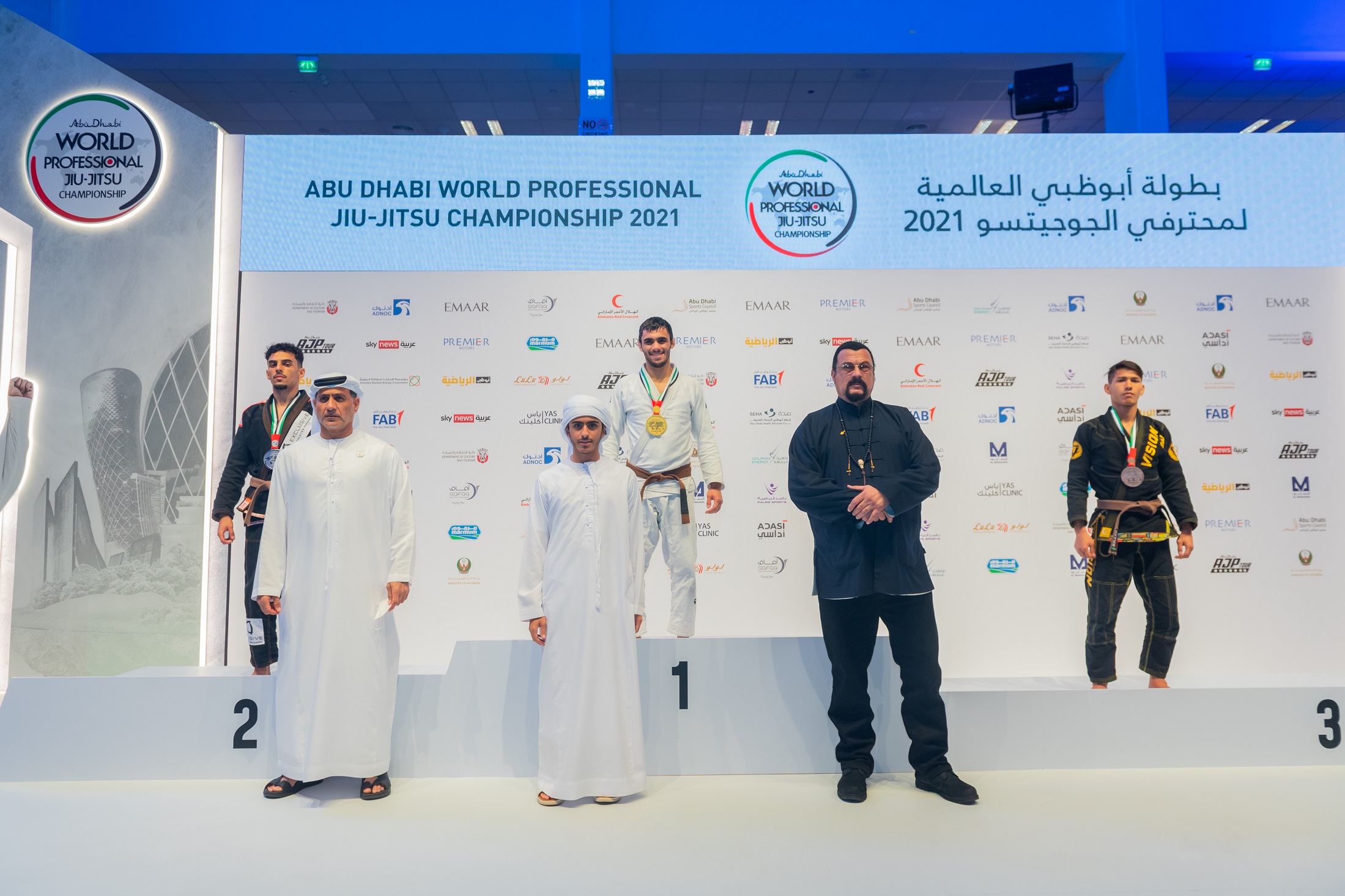 الممثل الشهير ستفيان سيجال خلال تتويج الفضلي. من المصدر