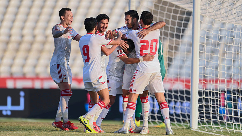 لاعبو المنتخب يحتفلون بالفوز الأول في تصفيات المونديال على حساب لبنان.    من المصدر
