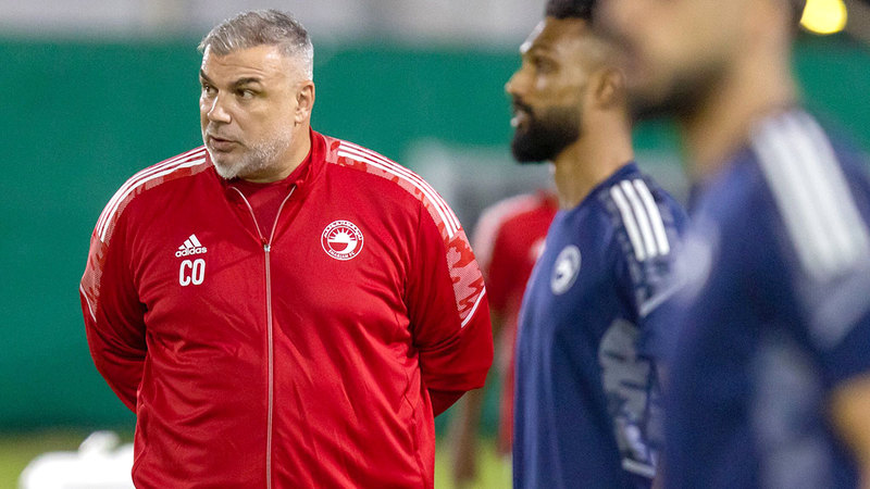 كوزمين خلال قيادته تدريبات فريق الشارقة.   من المصدر