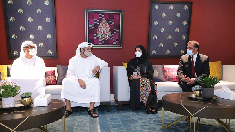 زايد بن سلطان بن خليفة وحصة بوحميد خلال الفعالية.   وام