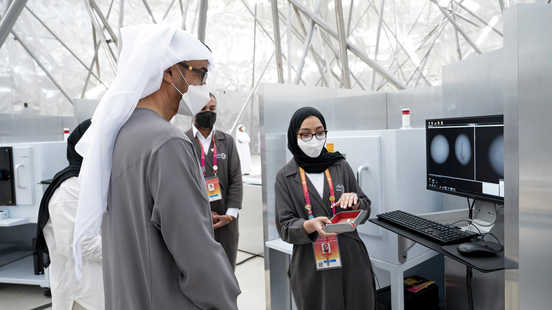 محمد بن زايد خلال زيارته جناح البحرين في «إكسبو 2020 دبي».   وام