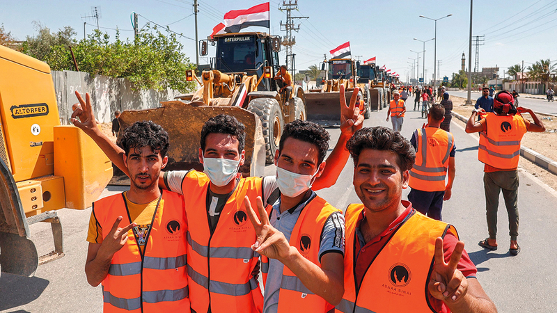 عمال مصريون يشاركون في مشروعات إعادة الإعمار.    أ.ف.ب