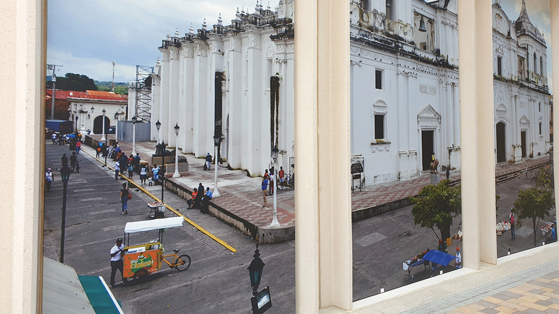 جناح نيكاراغوا في «إكسبو» من الخارج وتبدو صورة من قلب عاصمتها ماناغزا.