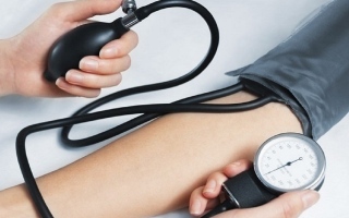 الصورة: اختلاف مستوى ضغط الدم في اليدين من أعراض مرض خطير