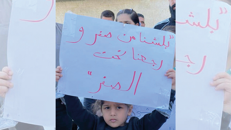 الطفل عماد الغوج يخشى هدم منزله في أي لحظة.   الإمارات اليوم