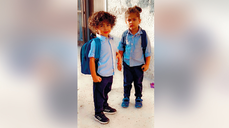 الطفلان الشقيقان «عماد» و«ينال» الغوج.   الإمارات اليوم