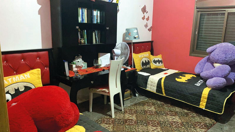 غرفة «عماد» و«ينال» داخل منزلهما المهدد بالهدم.   الإمارات اليوم