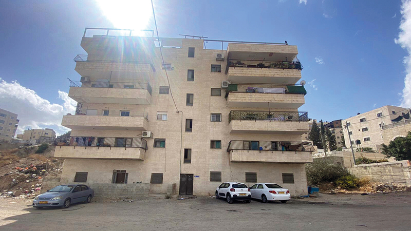 البناية السكنية المهددة بالهدم في بلدة الطور.   الإمارات اليوم