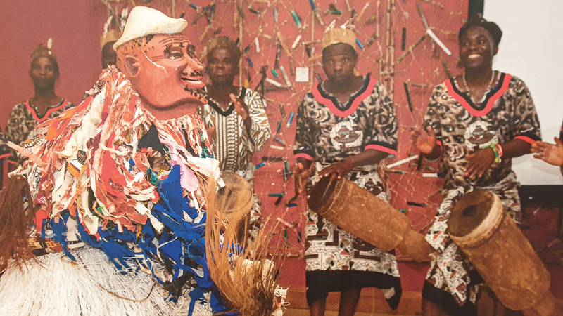 فرقة من مالاوي تؤدي رقصة «جول وامكولو».  من المصدر