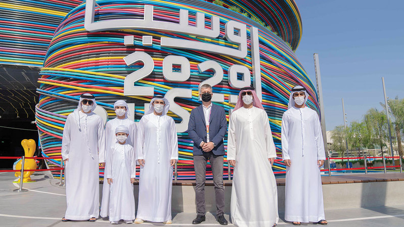 عمار النعيمي خلال زيارته الجناح الروسي.    وام