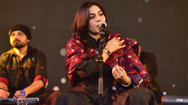 المغنية الشعبية والصوفية الباكستانية، سانام مارفي، تقدم أغانيها باللغات السندية والبنجابية والبلوشية.   من المصدر