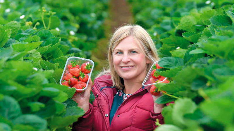 عاملات يفضّلن العمل في بريطانيا بسبب الراتب المغري.   أرشيفية