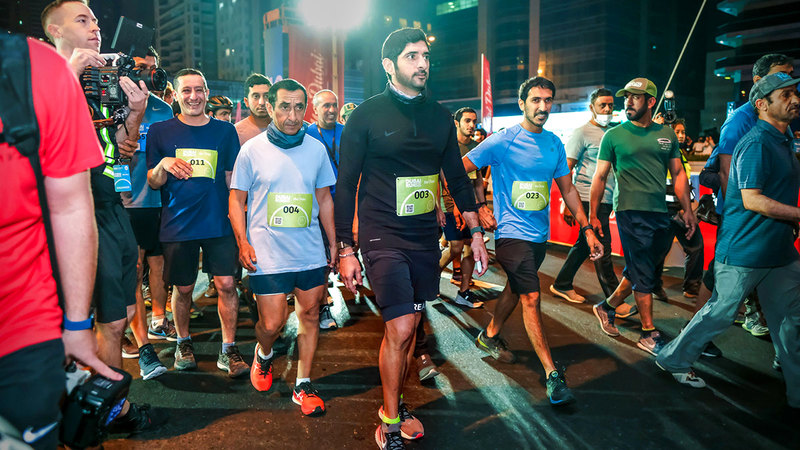 حمدان بن محمد خلال مشاركته في سباق الجري ضمن الدورة الخامسة لتحدي دبي للياقة.   من المصدر