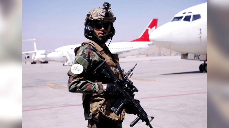 عنصر من «طالبان» يحرس مطار كابول حيث يشهد حركة خفيفة للركاب.   رويترز