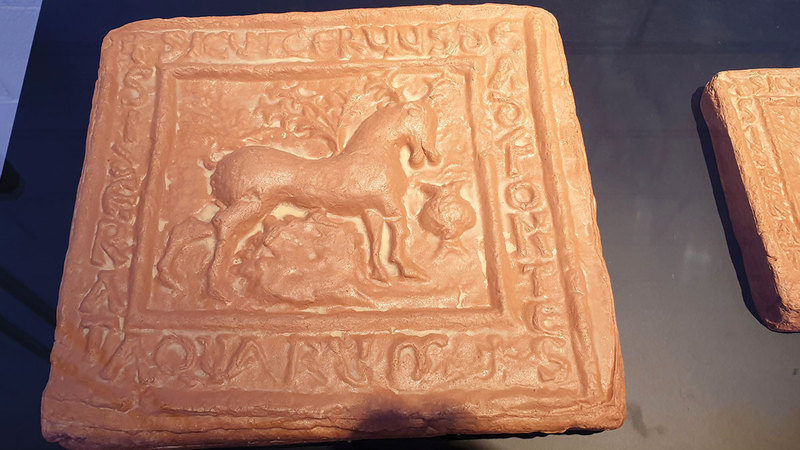 المنحوتات التي يعرضها الجناح تحكي عن ثقافة المقدونيين السلافيين.