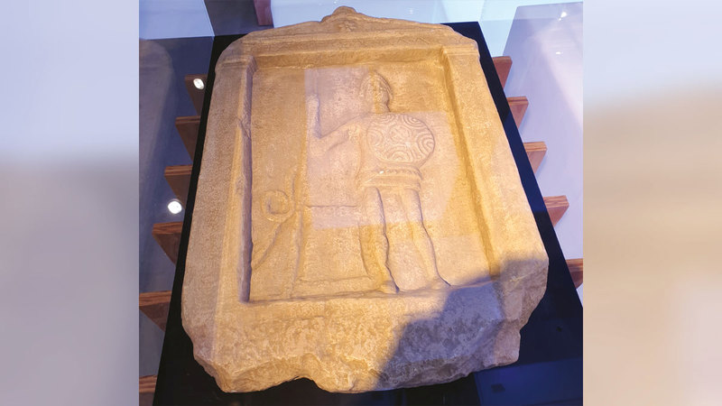 منحوتة عن الجندي المقدوني زويلوس والثعبان.