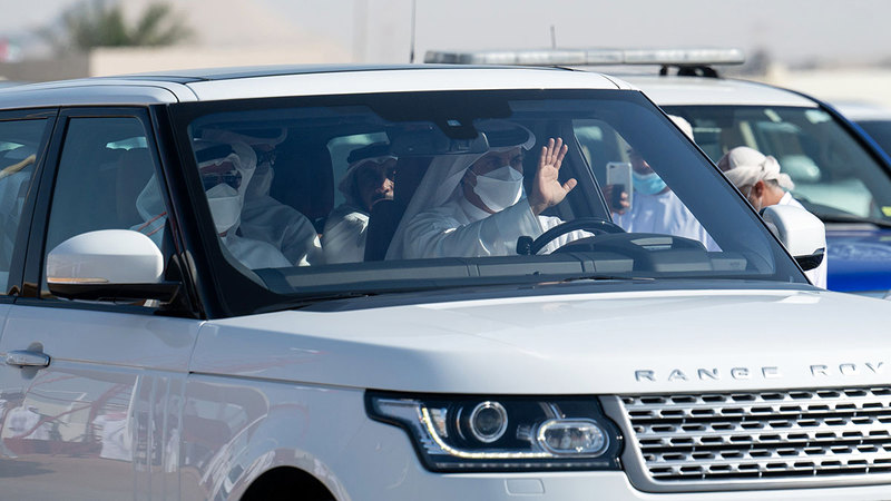 منصور بن زايد خلال حضوره الأشواط الرئيسة لفئة الحقايق.   وام