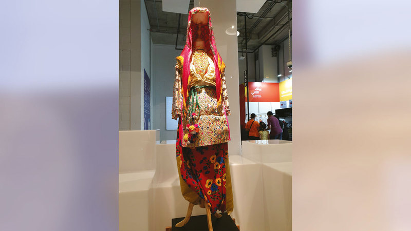 زي العرائس يزيّن جناح مقدونيا الشمالية.