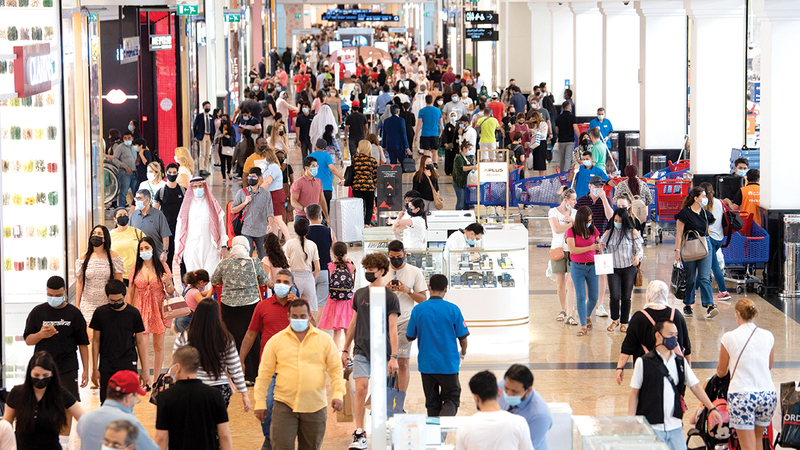 مراكز التسوق شهدت حركة كبيرة من المتسوقين والزوار خلال الفعالية.    تصوير: أحمد عرديتي