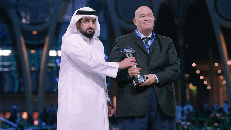 أحمد بن محمد بن راشد آل مكتوم، يسلم جائزة شخصية العام الإعلامية، إلى الصحافي عماد الدين أديب.        من المصدر