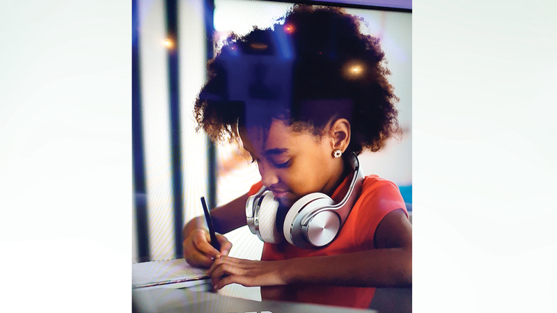 الاستثمار في البنية التحتية للاتصالات لدعم التعليم في القرى.