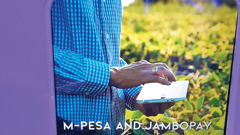 تدريب المزارعين على استخدام الأجهزة الحديثة في عملهم.