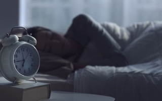 الصورة: تعرف على فوائد النوم في غرفة مظلمة