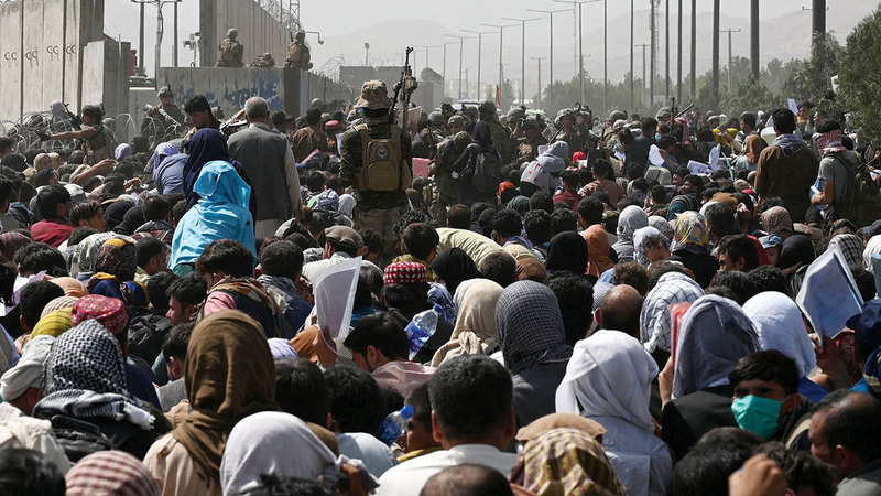 المئات يتكدسون لمغادرة مطار كابول.   أ.ف.ب