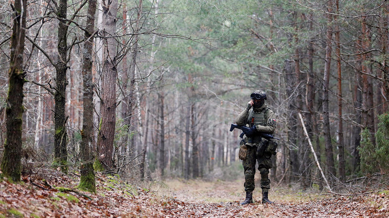 جندي بولندي يحرس الغابة التي تتوسط الحدود بين بولندا وبيلاروسيا.   رويترز