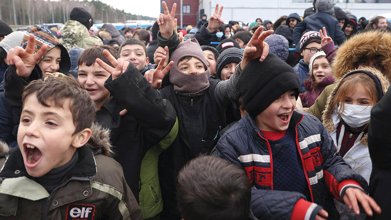 أطفال مهاجرين داخل المخيم الحدودي وسط أجواء من البرد الشديد.   أ.ب