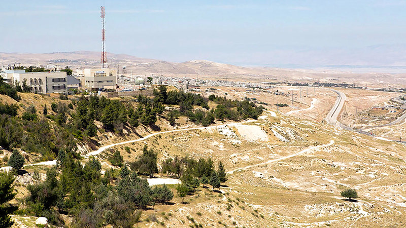 جانب من أراضي جبل المشارف المهددة بالمصادرة.  الإمارات اليوم