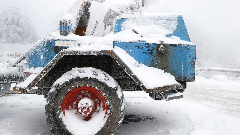 الثلج غطى عربة من آليات البناء في منطقة بالقرب من فرانكفورت بألمانيا التي تواجه احتمال التعرض لنقص في مصادر الطاقة هذا العام.   رويترز