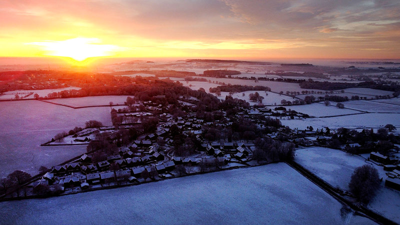 الثلج يغطي مزارع في قرية كيلي بعد أن هبت عاصفة ثلجية على مقاطعة ستافوردشاير ببريطانيا، ما ينذر بشتاء شديد البرودة.    رويترز