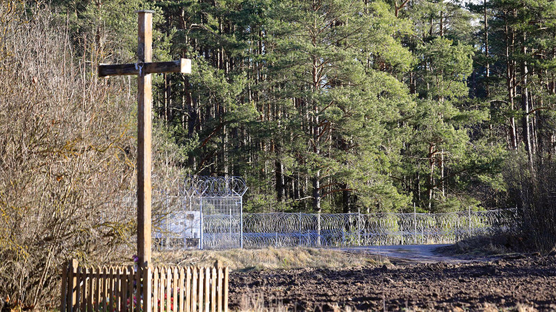 أسلاك شائكة تحيط بالقرى الحدودية لمنع وصول المهاجرين.   أ.ف.ب