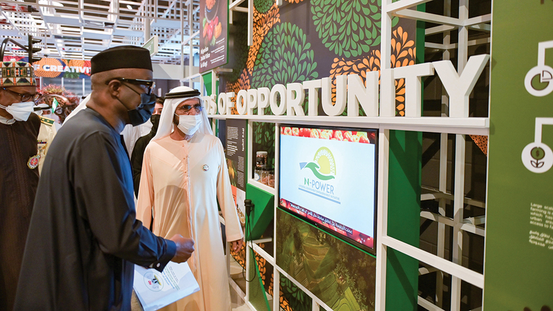 محمد بن راشد خلال زيارته جناحي نيجيريا وسريلانكا في «إكسبو 2020 دبي».   وام