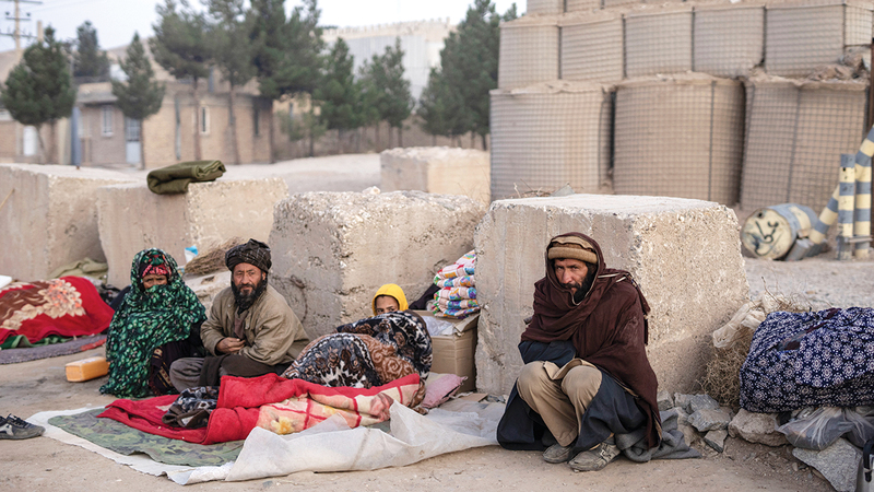 عائلة أفغانية تخيّم في العراء طلباً للمساعدة من الحكومة في مقاطعة حيرات.   أ.ب