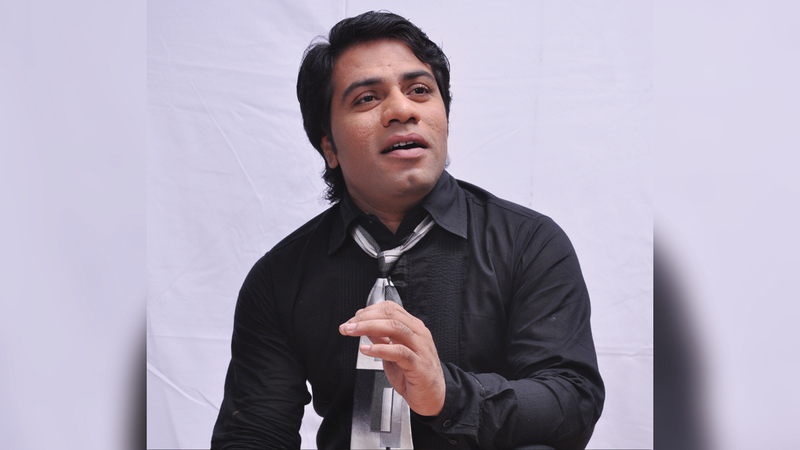 المغني الباكستاني: «يشرفني أن أكون جزءاً من (إكسبو).. فالموسيقى الخطوة الوحيدة التي تقرّب الجميع دون أي قيود أو حدود».