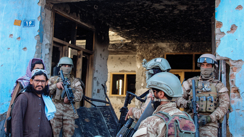 عناصر من قوات «طالبان» يتفقدون مكاناً يتخذه «داعش خراسان» مخبأً له في جلال آباد.  إي.بي.إيه